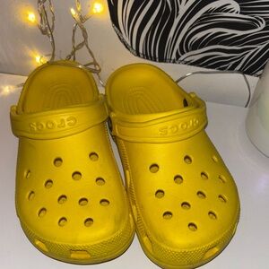 CROCS Yellow Sandals with Ventilation Holes and Heel Strap